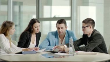takım proje tartışıyor