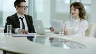 iş adamı ve iş kadını proje tartışıyor