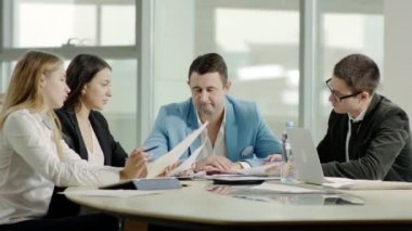 asistanı onun patron belgeler getiriyor