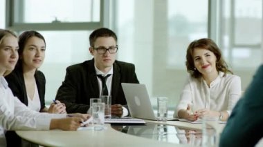 dikkatle dinliyor patronu çalışanlar