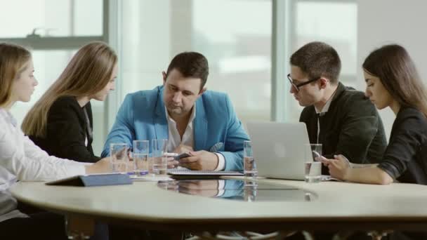 Les affaires et la technologie. toutes les personnes utilisant le téléphone lors de la réunion — Video