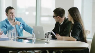 iş takım proje tartışıyor