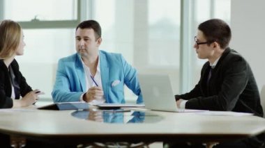 iş takım proje tartışıyor