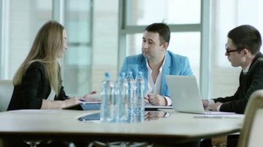 İşadamı bir proje tartışıyor