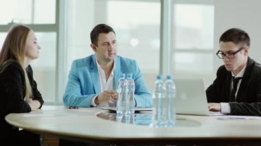 İşadamı bir proje tartışıyor