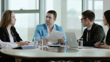 takım proje tartışıyor