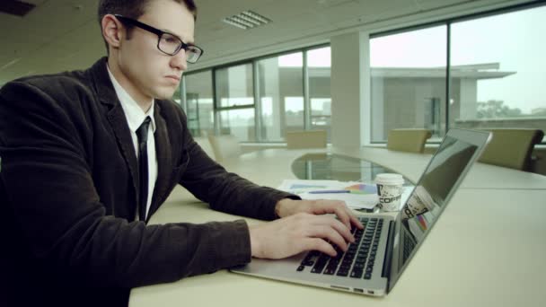 Empresario escribiendo en el ordenador portátil — Vídeo de stock