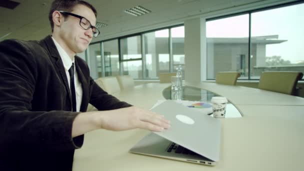 在办公室喝咖啡休息 — 图库视频影像