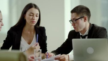 İş toplantısı meslektaşları ile