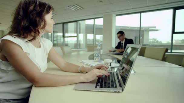 Trabajo en equipo en la oficina — Vídeo de stock