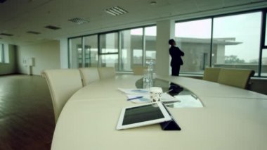 ofis penceresinden bakarak