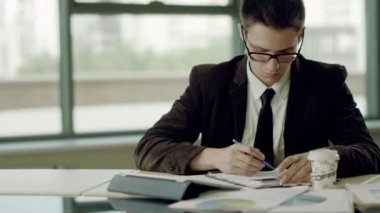 belgeleri ve tablet ile çalışma