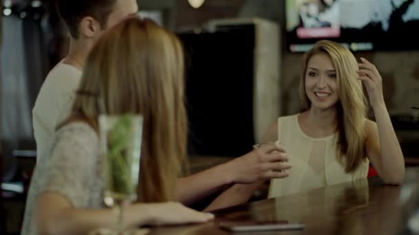 Jóvenes hablando en un bar — Vídeos de Stock