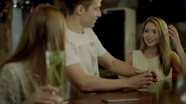 Freunde treffen sich in einer Bar — Stockvideo