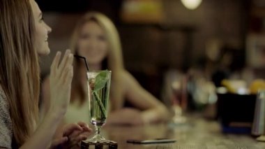 bir kamışla kokteyl içme