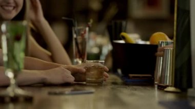 barda bir içki alıyor