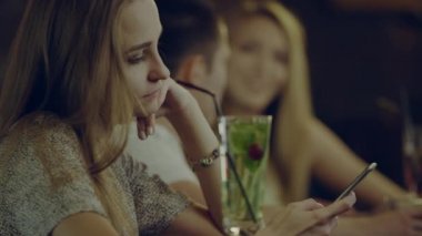 barda telefon kullanan kadın