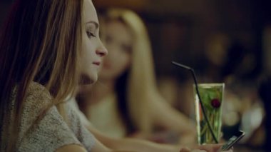 bir barda yalnız kadın