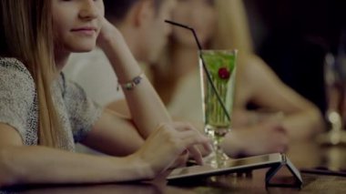 bir kafede tablet kullanma