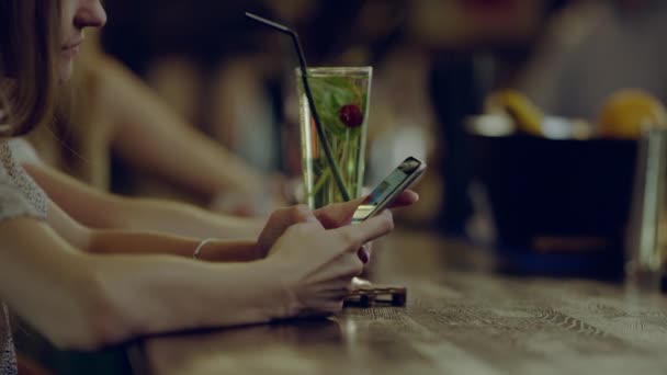 Используя телефон в баре — стоковое видео
