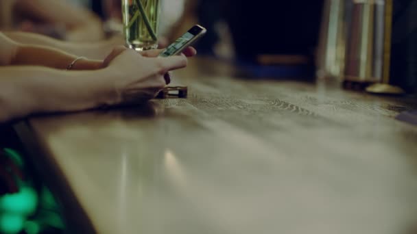 Usando el teléfono en el bar — Vídeo de stock