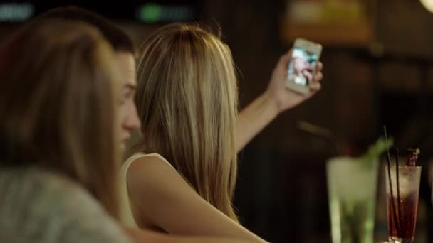Emberek figyelembe selfie — Stock videók