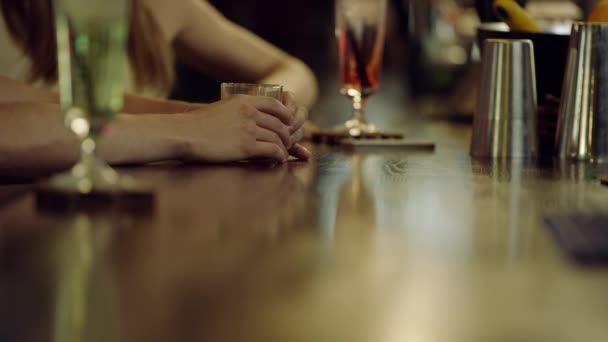 Руки, держащие стакан виски — стоковое видео