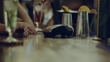 Barmen bir Terminal ödemesini verir.