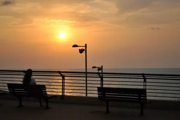 Gün batımını Rıhtımlar üzerinde hayran