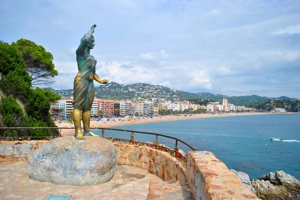 Denizin kenarında balıkçı heykeli