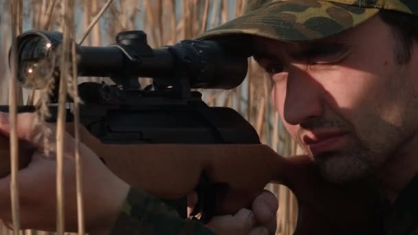 O jovem caçador perseguindo o animal — Vídeo de Stock