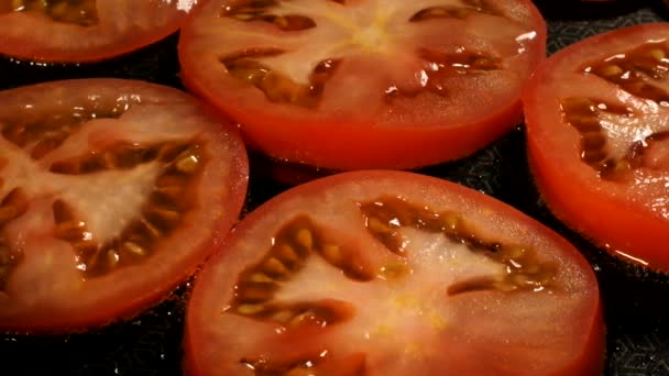 De gesneden tomaten zijn gebakken in olijfolie — Stockvideo