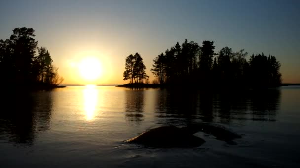 Élvezi a naplementét a ladoga-tó — Stock videók