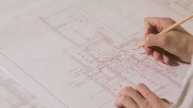 mühendis inşaat çizimleri kontrol eder.