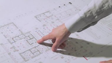 Mimar yapı planı denetler