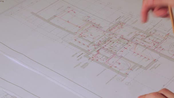 Architecte travaillant avec le plan directeur — Video