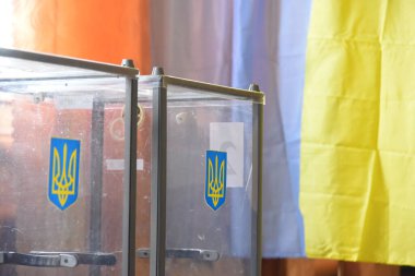 Lviv, Ukrayna, 19 Temmuz 2019. Ukrayna seçimleri. Oy kullanma merkezindeki oy sandıkları. 