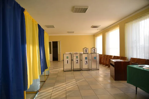 Liviv ウクライナ 2019年7月19日 ウクライナ地方選挙2020 投票所の空の投票箱に犬が見えます — ストック写真