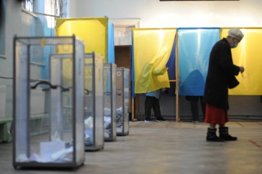 Lviv, Ukrayna, 25 Ekim 2020. 2020 Ukrayna yerel seçimleri. Yerel seçimler sırasında sandık merkezinde insanlar oy kullanıyor. Ekim 2020 'de devam eden Coronavirus COVID-19 salgınının ortasında. Ülkenin dört bir yanındaki Ukraynalılar seçim için sandık başına gitti. 