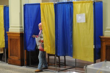 Lviv, Ukrayna, 25 Ekim 2020. 2020 Ukrayna yerel seçimleri. Yerel seçimler sırasında sandık merkezinde insanlar oy kullanıyor. Ekim 2020 'de devam eden Coronavirus COVID-19 salgınının ortasında. Ülkenin dört bir yanındaki Ukraynalılar seçim için sandık başına gitti. 