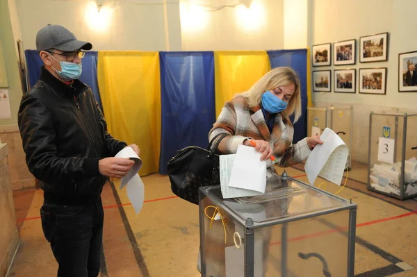 Lviv, Ukrayna, 25 Ekim 2020. 2020 Ukrayna yerel seçimleri. Yerel seçimler sırasında sandık merkezinde insanlar oy kullanıyor. Ekim 2020 'de devam eden Coronavirus COVID-19 salgınının ortasında. Ülkenin dört bir yanındaki Ukraynalılar seçim için sandık başına gitti. 
