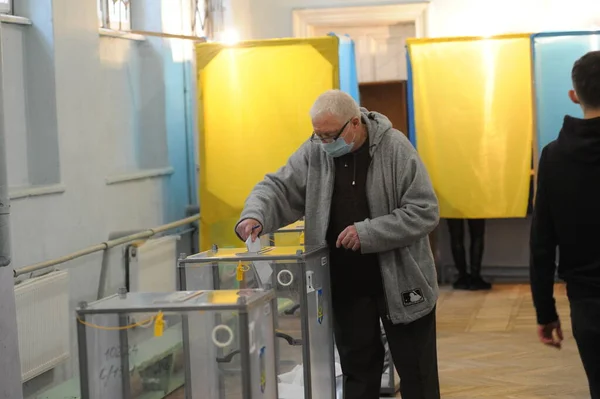 Львов Украина Октября 2020 Местные Выборы Украине 2020 Люди Голосуют — стоковое фото