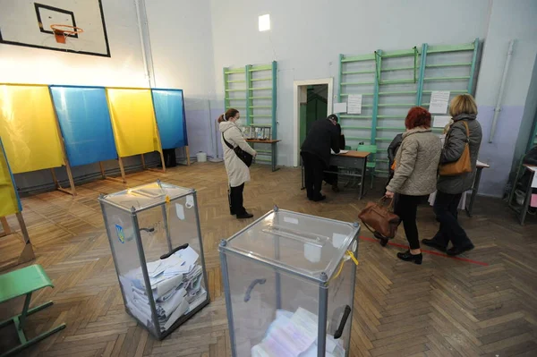 Lviv Ucrania Octubre 2020 Elecciones Locales Ucrania 2020 Gente Vota —  Fotos de Stock