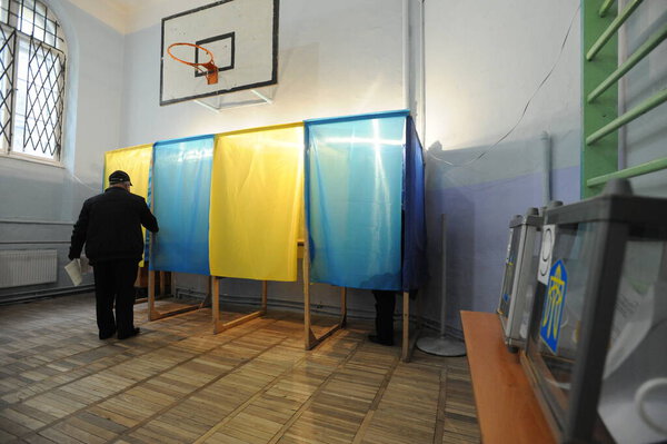 Львов, Украина, 25 октября 2020 г. Местные выборы на Украине 2020. Люди голосуют на избирательных участках во время местных выборов. Октябрь 2020 года на фоне продолжающейся пандемии коронавируса COVID-19. Украинцы по всей стране отправились на избирательные участки. 