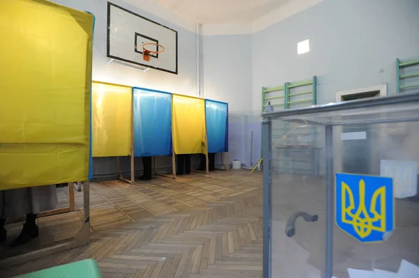 Lviv, Ukrayna, 25 Ekim 2020. 2020 Ukrayna yerel seçimleri. Yerel seçimler sırasında sandık merkezinde insanlar oy kullanıyor. Ekim 2020 'de devam eden Coronavirus COVID-19 salgınının ortasında. Ülkenin dört bir yanındaki Ukraynalılar seçim için sandık başına gitti. 