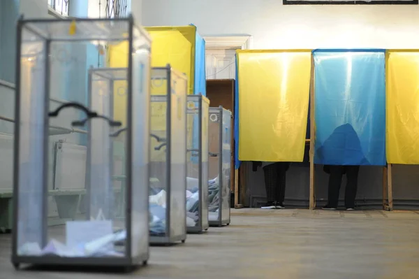 Lviv, Ukrayna, 25 Ekim 2020. 2020 Ukrayna yerel seçimleri. Yerel seçimler sırasında sandık merkezinde insanlar oy kullanıyor. Ekim 2020 'de devam eden Coronavirus COVID-19 salgınının ortasında. Ülkenin dört bir yanındaki Ukraynalılar seçim için sandık başına gitti. 