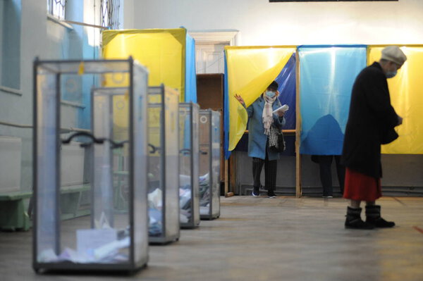 Львов, Украина, 25 октября 2020 г. Местные выборы на Украине 2020. Люди голосуют на избирательных участках во время местных выборов. Октябрь 2020 года на фоне продолжающейся пандемии коронавируса COVID-19. Украинцы по всей стране отправились на избирательные участки. 