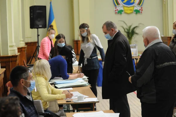 Leopoli Ucraina Ottobre 2020 Ucraina Elezioni Locali 2020 Gente Vota — Foto Stock