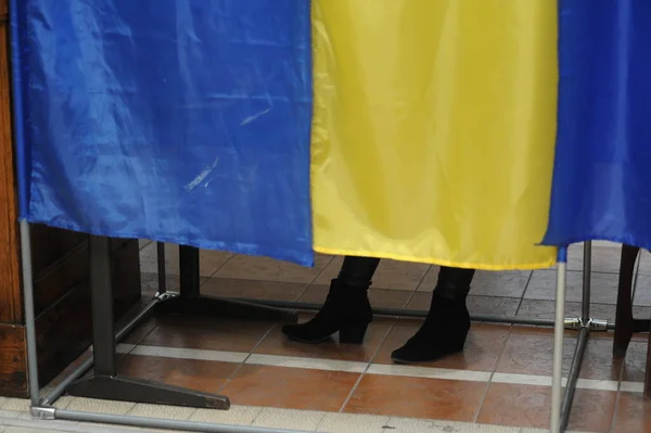 ウクライナ 2020年10月25日 ウクライナ地方選挙2020 地方選挙中は投票所で投票する 進行中のコロナウイルスCovid 19パンデミックの中で2020年10月 全国のウクライナ人は選挙のための投票に向かった — ストック写真