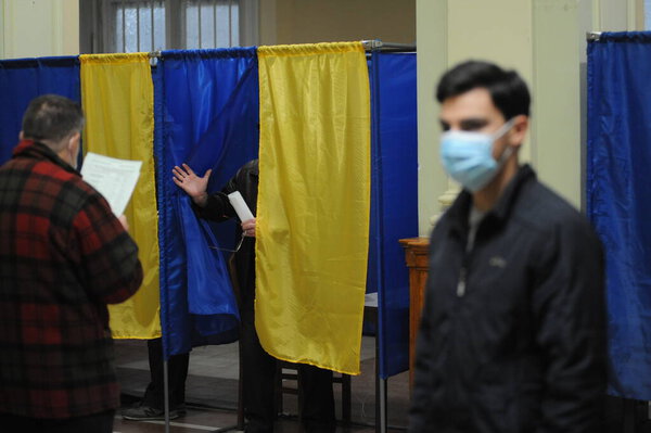 Львов, Украина, 25 октября 2020 г. Местные выборы на Украине 2020. Люди голосуют на избирательных участках во время местных выборов. Октябрь 2020 года на фоне продолжающейся пандемии коронавируса COVID-19. Украинцы по всей стране отправились на избирательные участки. 